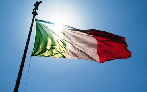 La bandiera italiana che sventola sullo sfondo di un cielo brillante